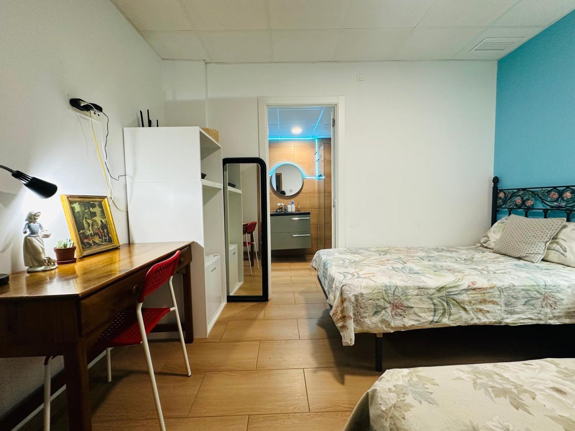 Mirador 5 Del Mercado Central - Habitacion Con Bano Privado En El Centro De La Ciudad Vella Valenza Esterno foto