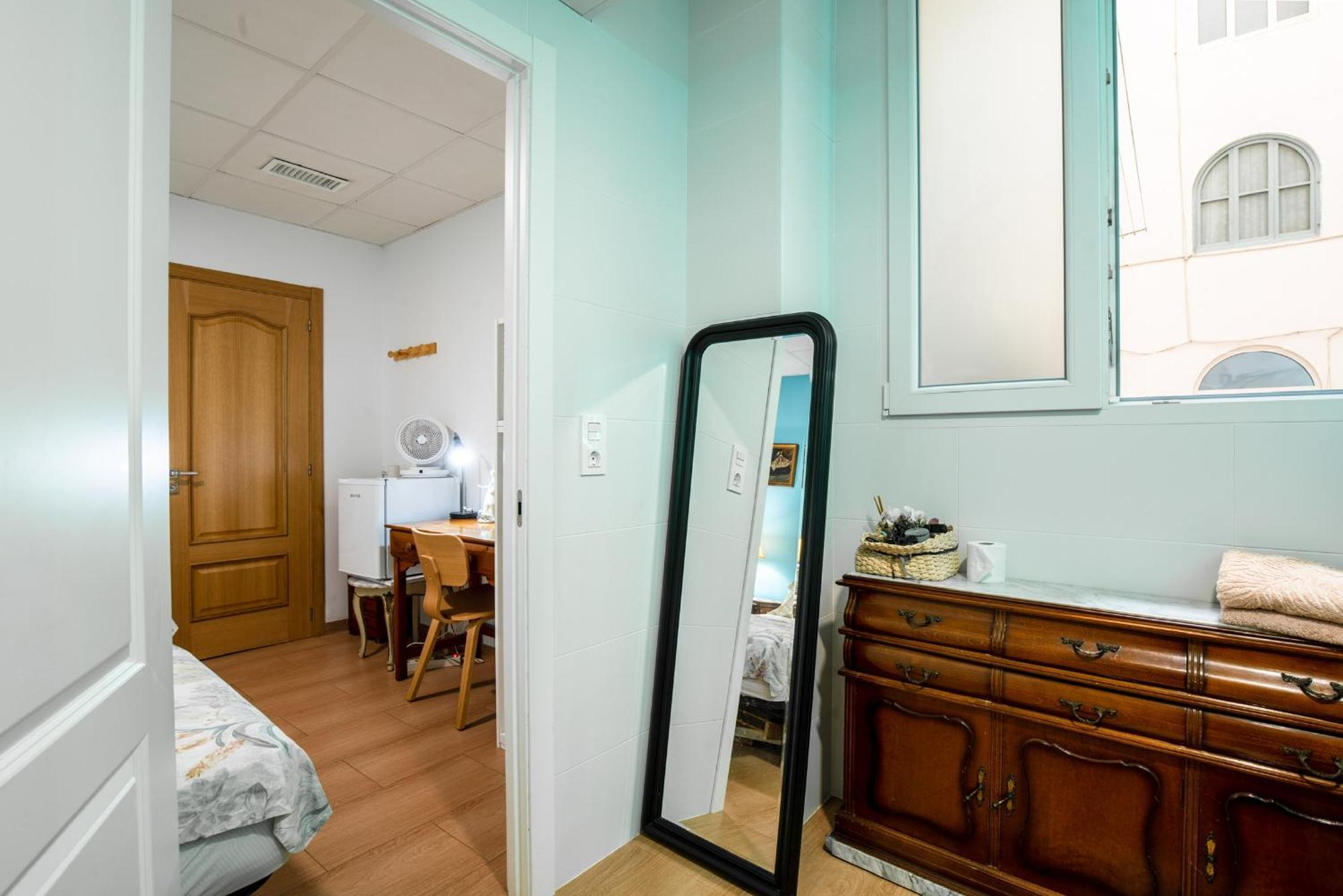 Mirador 5 Del Mercado Central - Habitacion Con Bano Privado En El Centro De La Ciudad Vella Valenza Esterno foto